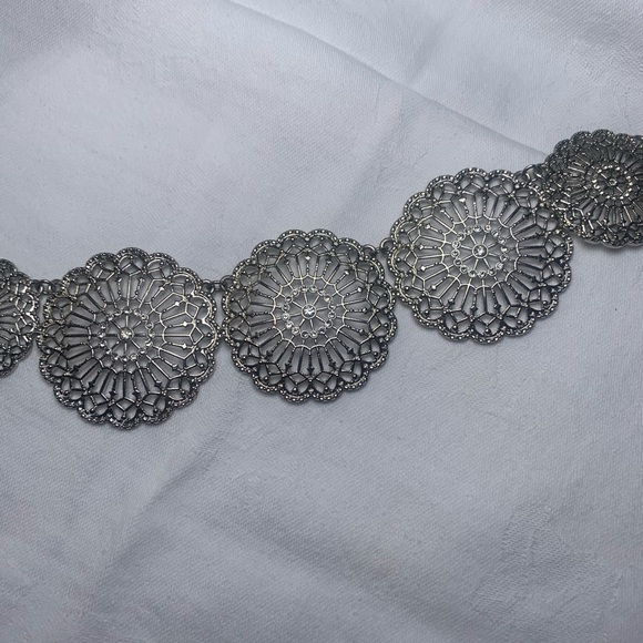 $4/25 Reitmans filigree design silver tone necklace - Picture 2 of 2